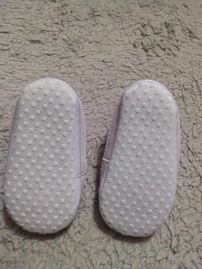 Paire de chaussures rose et blanche - photo numéro 3