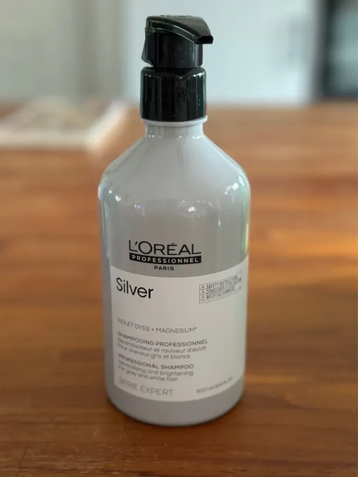 Shampooing professionnel pour des cheveux gris blanc