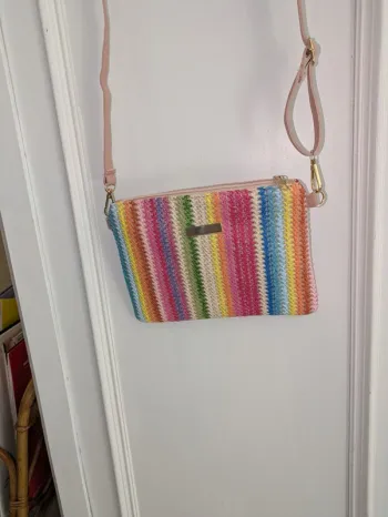 Sac en raphia rayé – neuf – l’accessoire qui respire la joie de vivre