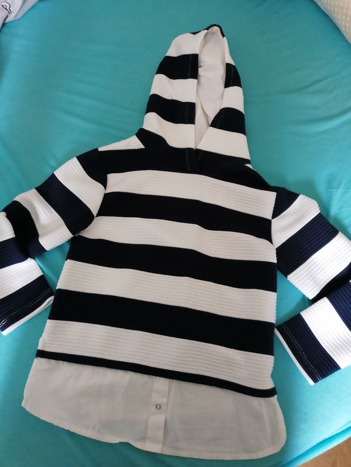 Pull avec capuche taille 8 ans