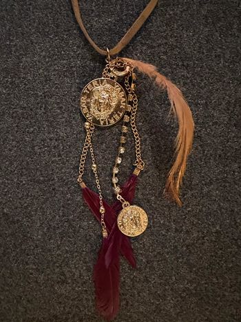 Sautoir pendentif plumes et médailles Teria Yabar