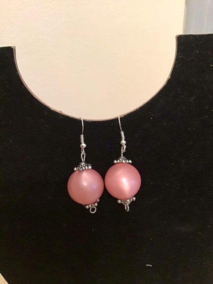 Boucle d’oreille forme ronde de coloris rose et argenté 3 cm long - photo numéro 2