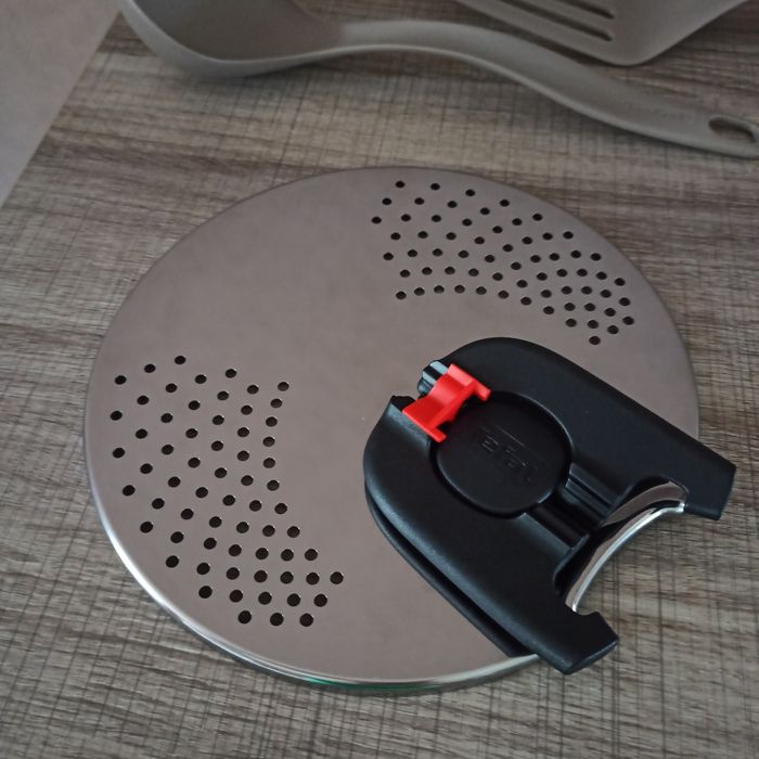 Deux couvercles et ustensiles Tefal neufs - photo numéro 2