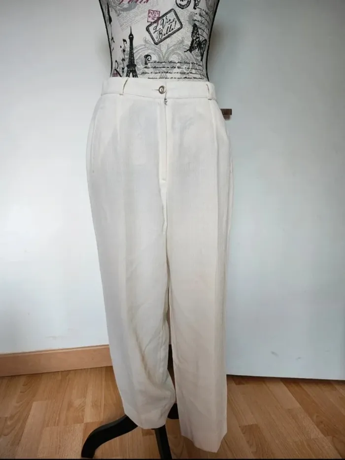 Superbe Pantalon Tailleur de couleur Crème de marque Gregory Pat et de taille 42