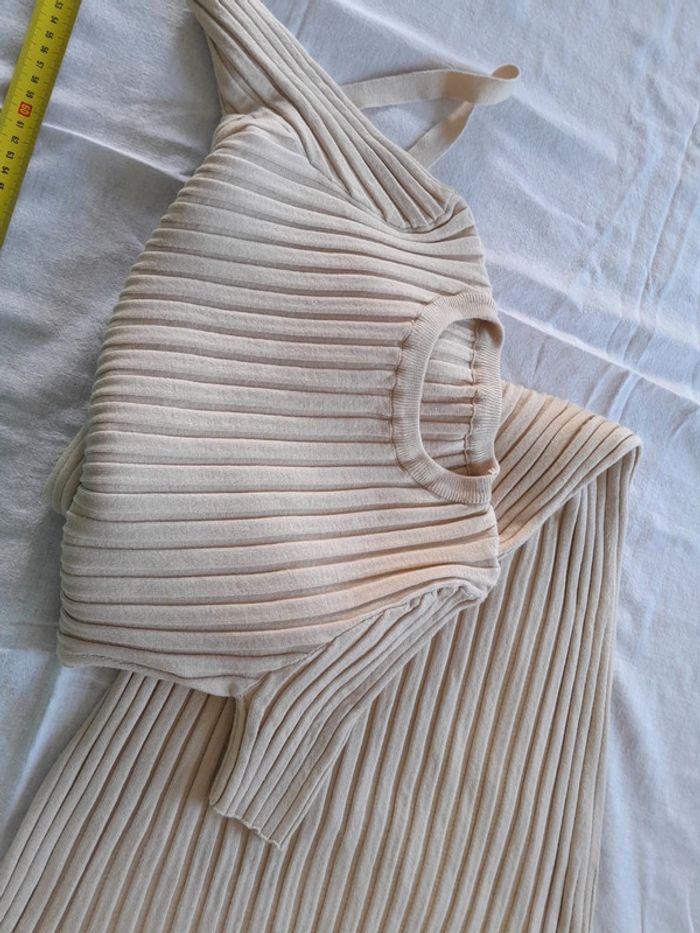 Jolie robe moulante fine longue effet légèrement évasée dans le bas - photo numéro 9