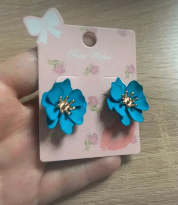 Boucles d’oreilles NEUVES avec étiquette pour femme en forme de fleurs couleur bleu - photo numéro 4