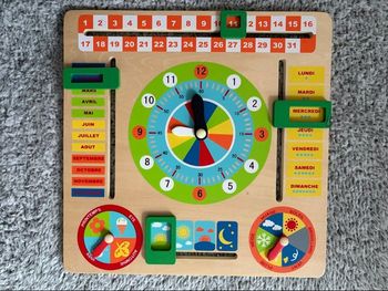 Tableau éducatif en bois avec semainier, horloge, calendrier, météo et saisons de l'année 3 ans