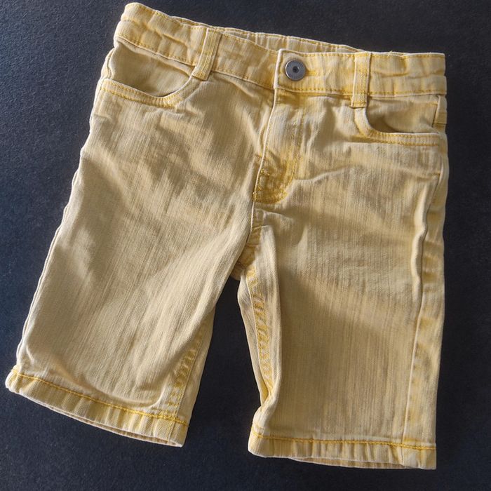 Short jaune taille 6 ans