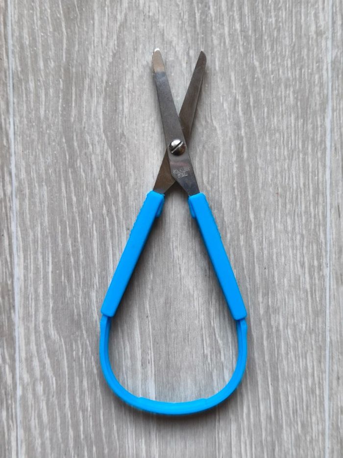 Ciseaux à boucle bleu clair - photo numéro 2