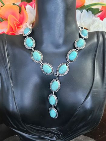Collier avec ses pierres turquoise mélangées en acier inoxydable