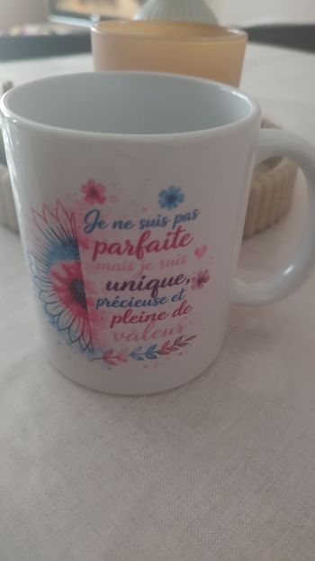 Tasse « Je ne suis pas parfaite mais je suis unique, précieuse et pleine de valeur »