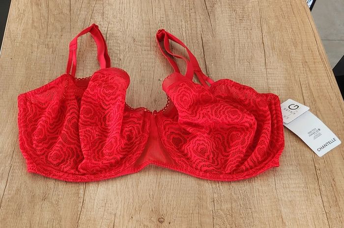 Soutien-gorge corbeille dentelle rouge taille 95G Chantelle
