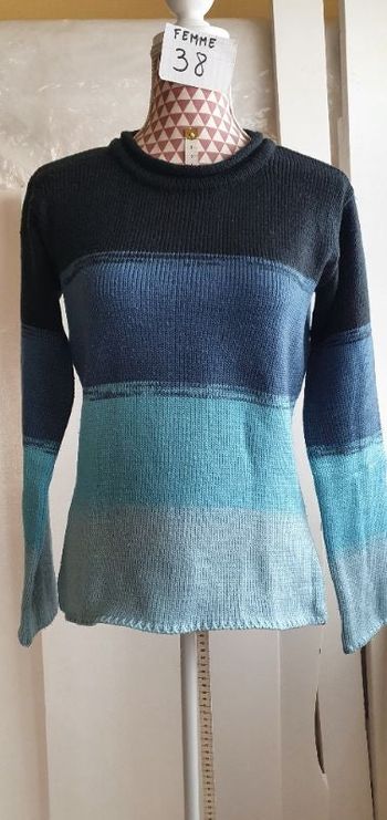 Pull, dégradé de bleus, en très bon état, longueur 59cm, en acrylique, marque Kiabi =4€
