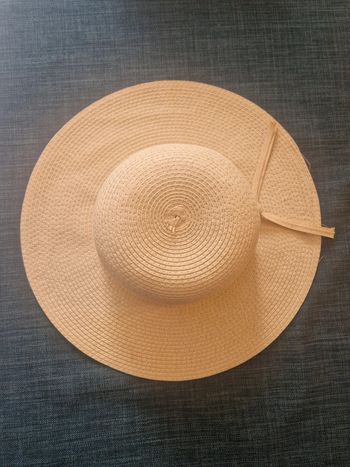 Beau chapeau beige Neuf