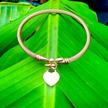 Bracelet jonc doré en acier inoxydable avec pendentif coeur - Uhaina Bijoux