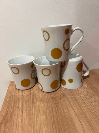 Lot 4 tasses blanches et dorés 