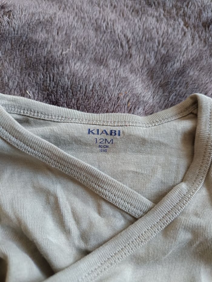 Bonjour je vends ce lot de body taille 12 mois - photo numéro 3