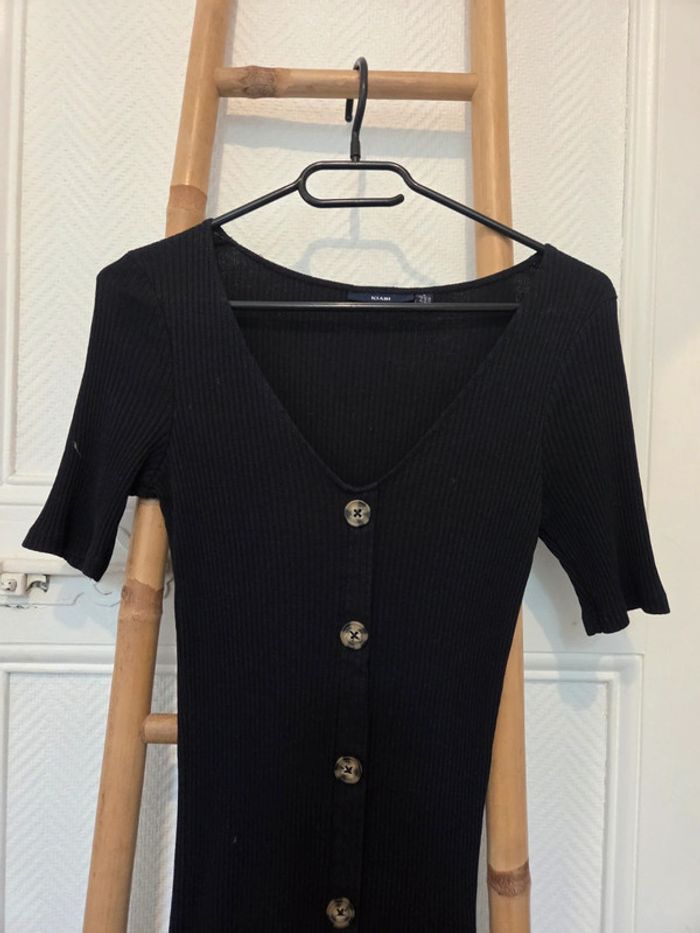 Robe moulante noir boutons marron - photo numéro 4