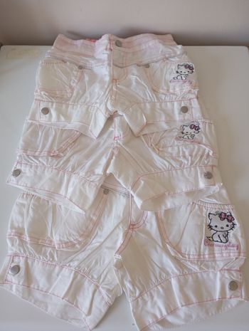 3  shorts  blancs  Charmy Kitty. Telles différentes ; 2 4 et 5 ans . État neuf
