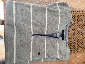 Polo Tommy Hilfiger gris rayé blanc – manches courtes – taille L – logo brodé