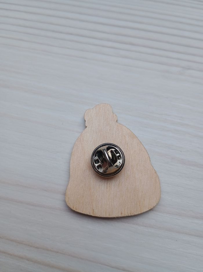 Pin's en bois bonnet d'hiver - photo numéro 3
