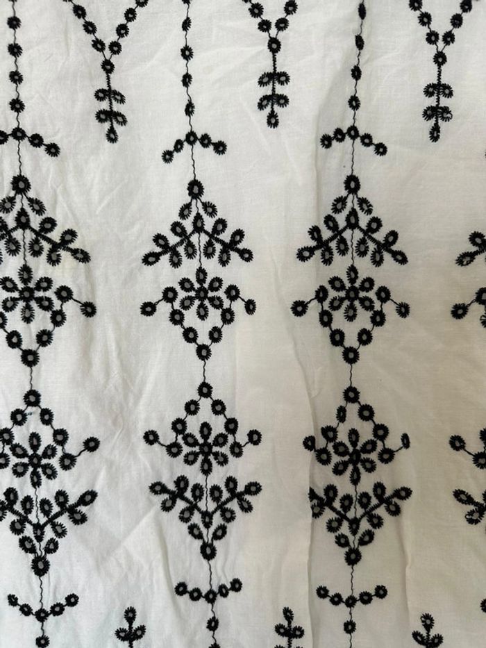 Robe en broderie - photo numéro 3