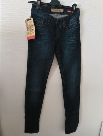 Jean slim femme taille 34 ( neuf)