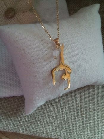 Collier femme gymnaste et pierre de lune bleuté