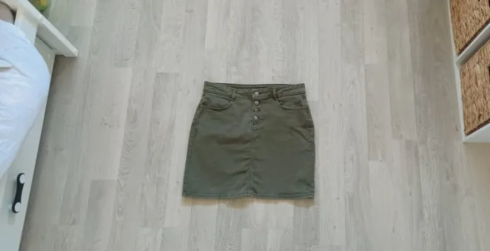 Jupe femme kaki, taille 40, marque Kiabi, en bon état.