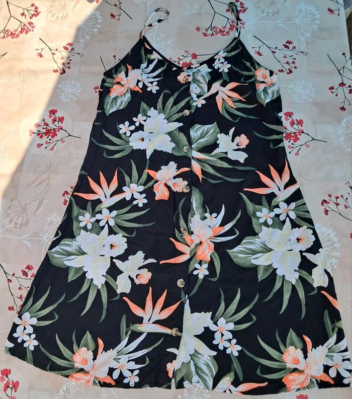 Belle robe 👗 courte boutonnée, noire à motifs floraux - T38 - Divided par H&M