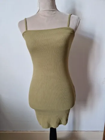 Robe tubes kaki près du corp taille 34 amisu