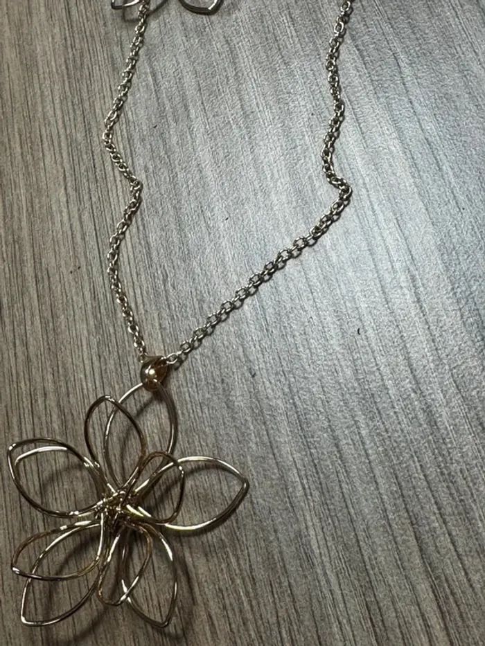 Parure de bijoux doré, boucles d’oreilles et collier - photo numéro 5