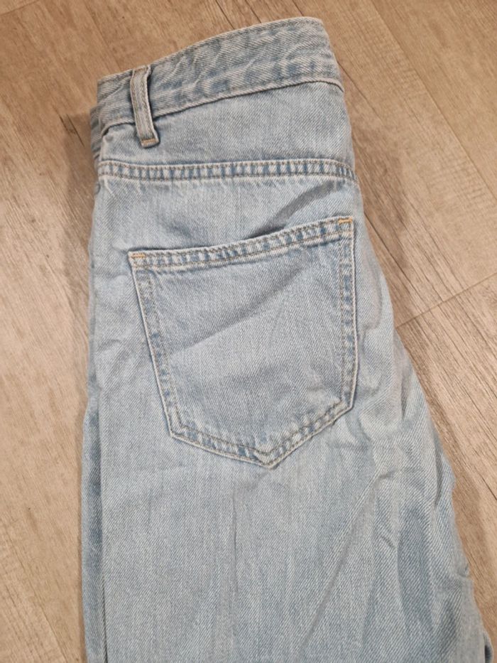 Jean bleu troué - photo numéro 2