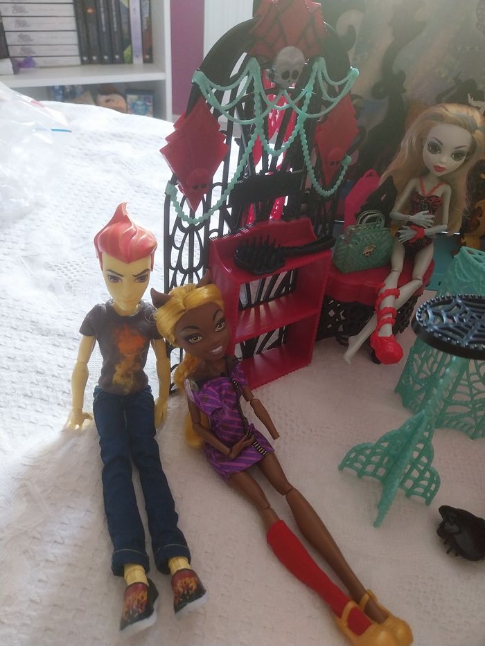 Très gros lot de Monster High 9 Poupées G1 Mobilier Accessoires Lagoona Clawdeen Draculaura Vénus Howleen Crypte Creepers Mattel - photo numéro 8