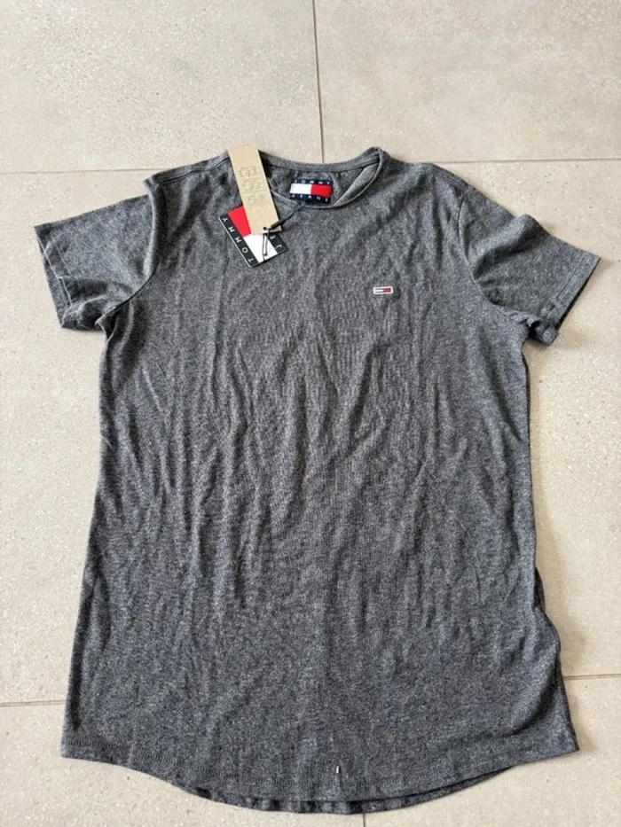 T-shirt gris Tommy Jeans, taille S, neuf avec étiquette valeur 30€