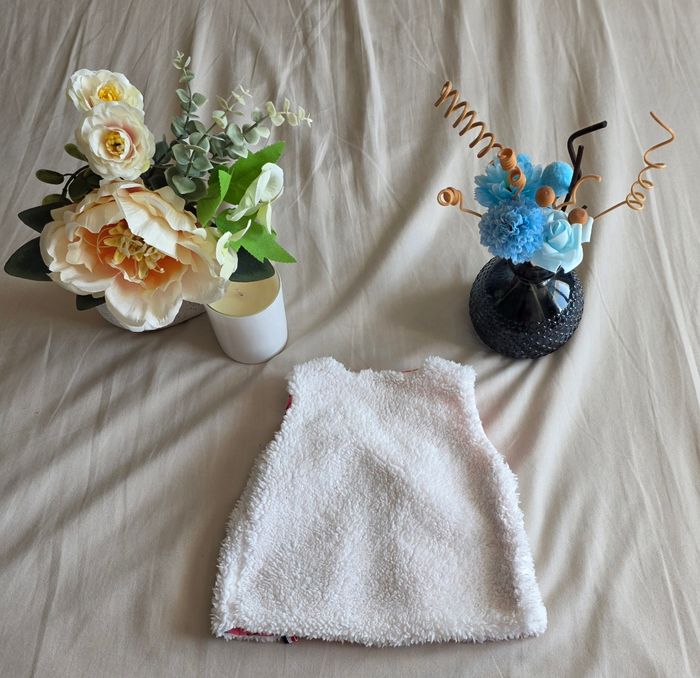 Les Chiffons d'Aur Gilet de Berger Fausse Fourrure Rose Blanc Très bon état 3 mois - photo numéro 2