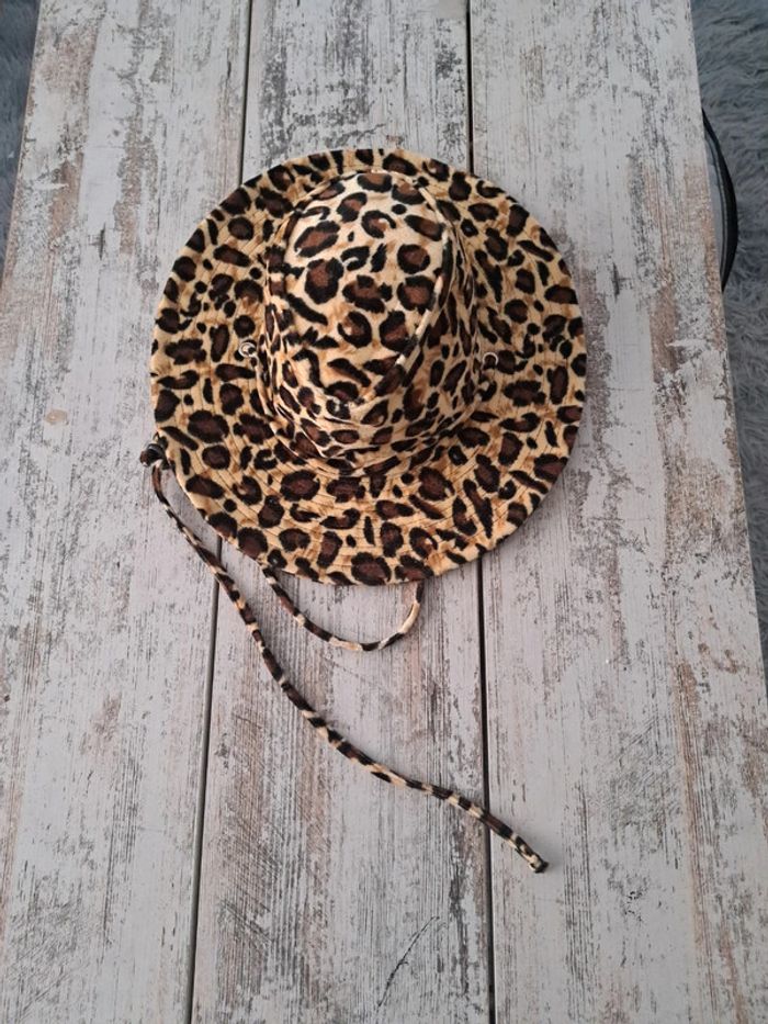 Très beau chapeau léopard genre peluche velours