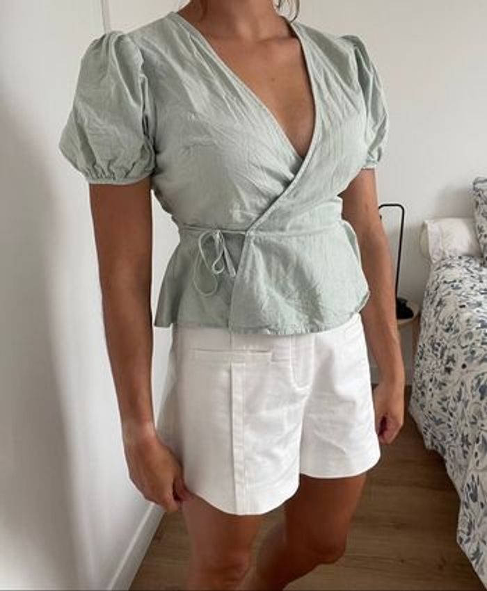 Total look cache cœur et short blanc