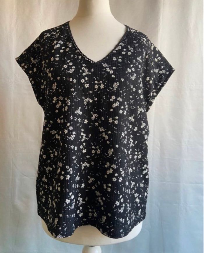 Blouse noire à motifs petites fleurs blanches encolure V Camaïeu taille 38 / M - photo numéro 2