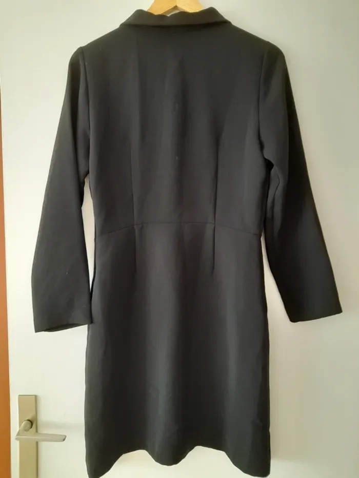Petite robe noire avec col et resserrée à la taille - photo numéro 5