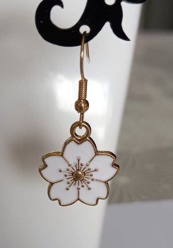 Boucles d'oreilles petite fleur blanche et doré