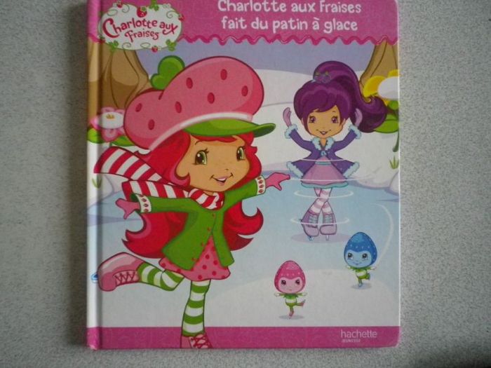 CHARLOTTE AUX FRAISES FAIT DU PATIN A GLACE