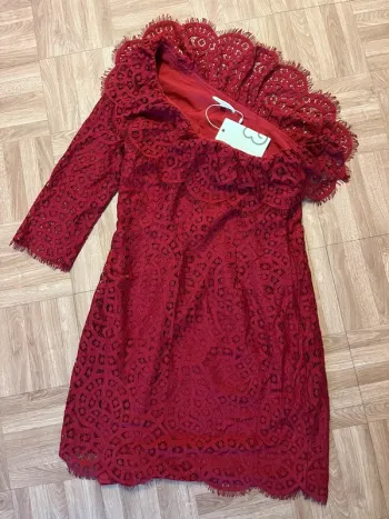 Robe rouge en dentelle Mint & Berry (NEUVE)
