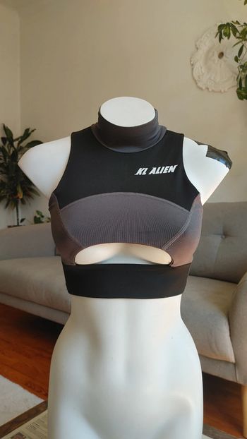 Crop top sexy sans manche col haut au décolleté en bas KL Alien