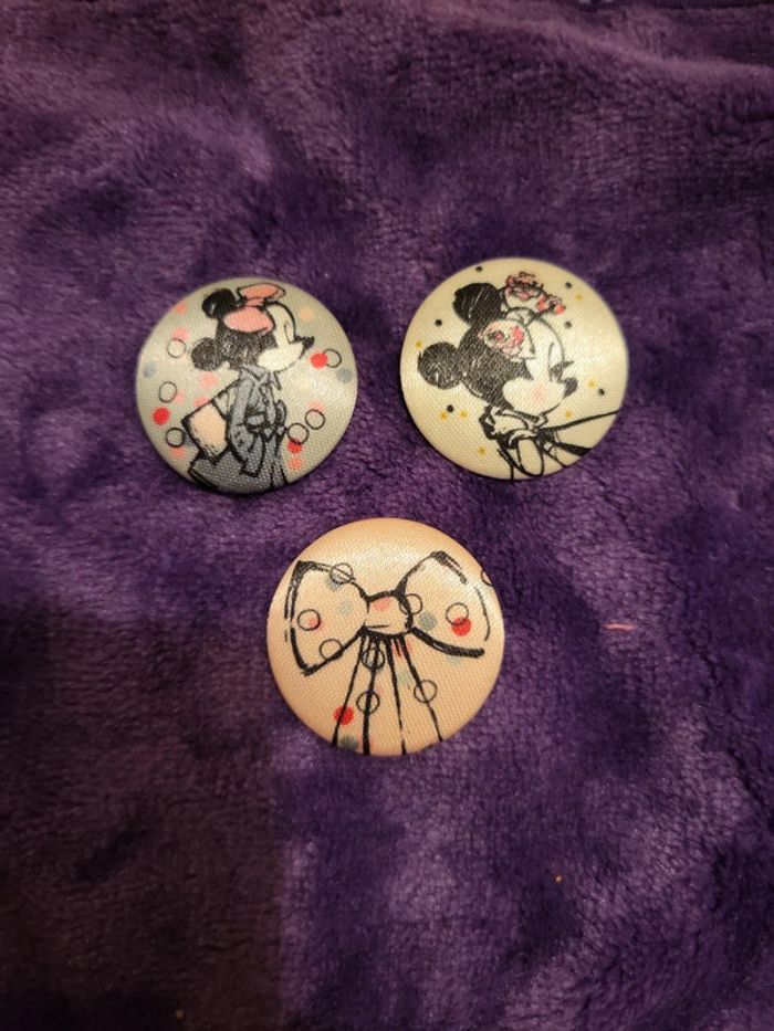 3 badge minnie disney store