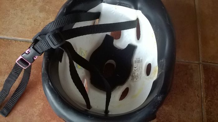 casque rouge de vélo de la marque decathlon en bon etat taille 52-56 cm - photo numéro 4