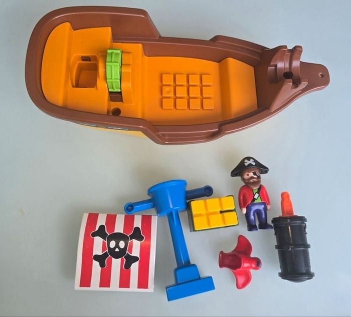 123 playmobil Bateau pirate 9118Manque 1 mousaillon 
Quelques manquements de peinture sur drapeau et bec de l'oiseau, voir photos
très bon état 

Envoi soigné au plus tard le lendemain de l'achat si jour ouvré.
D'autres playmobil 123 dans m - photo numéro 4
