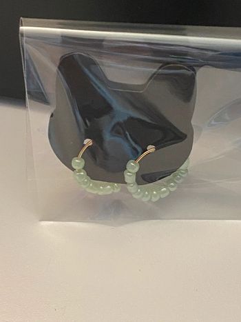 Très jolies boucles d’oreille petites perles vertes