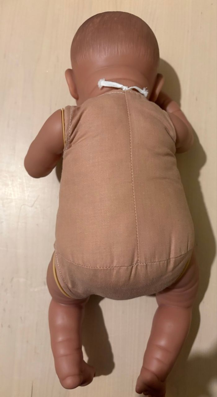 Jolie poupée réaliste Reborn qui pleure et dit Papa, Maman comme neuf avec vêtements et accessoires - photo numéro 7