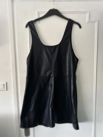Robe courte à bretelles en similicuir noir taille M Mango